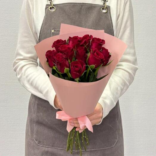Ramo de 11 rosas rojas de Kenia en un paquete rosa mate
