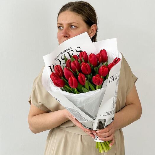 Ramo de 19 tulipanes rojos