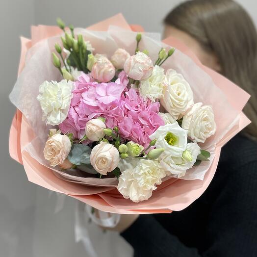 Original bouquet with hydrangeas, roses and dianthus