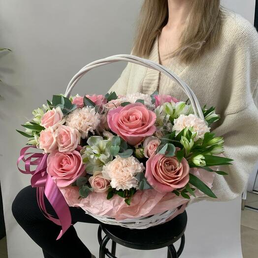 Ramo delicado con rosas cremosas y ramitas de eucalipto ramo 46