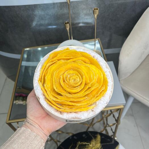 Роза из сушеного манго в коробке
