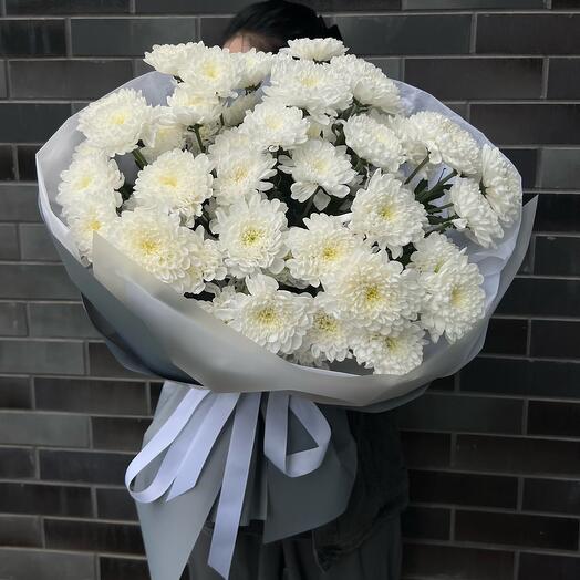 Нежный букет из 11 веток хризантем в оформлении