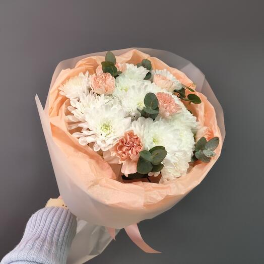 Букет Зефирка из кустовой хризантемы диантусов эвкалипта