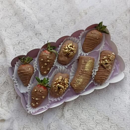 Клубника, финики  в шоколаде