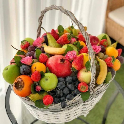 Фруктовая корзина с гранатом и хурмой