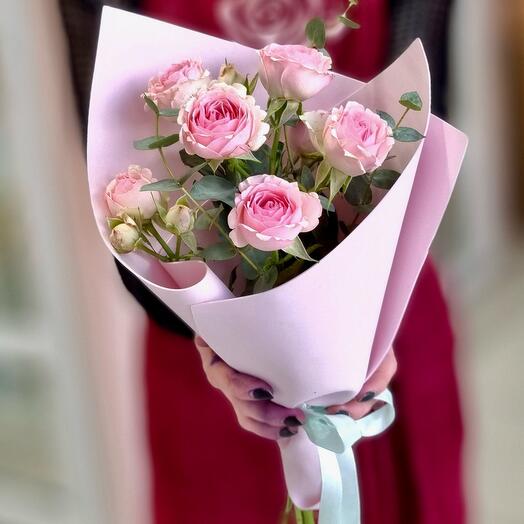 A compliment bouquet with a bush rose