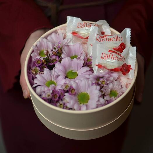 Композиция с ромашками , хамелациумом и Raffaello