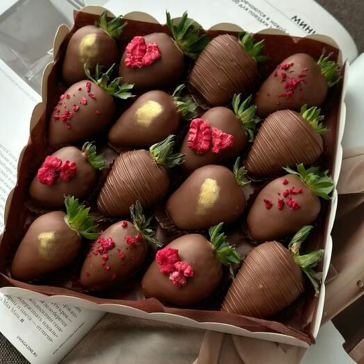 Chocolate-covered strawberries 1