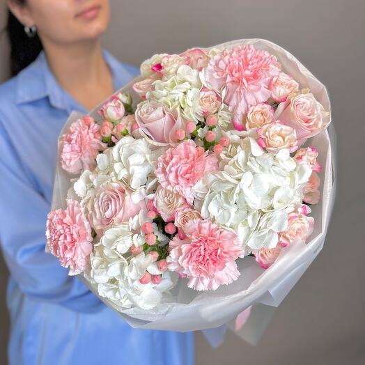 Розовое кружево🎀 (Гортензии, эквадорская и кустовая роза, диантусы, ягоды гиперикума)