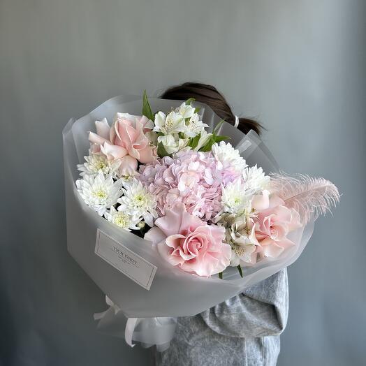 Delicado ramo con rosas caladas y hortensias