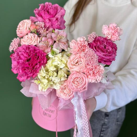 Эквадорские розы кантри с белой гортензией и кустовыми пионовидными розами