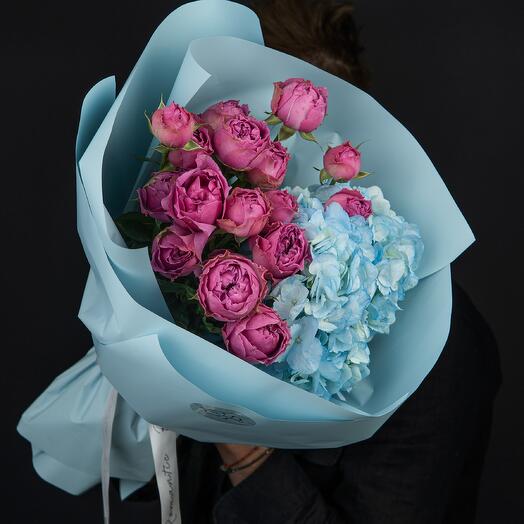 Букет-комплимент "Ягодка 💙" с кустовыми пионовидными розами