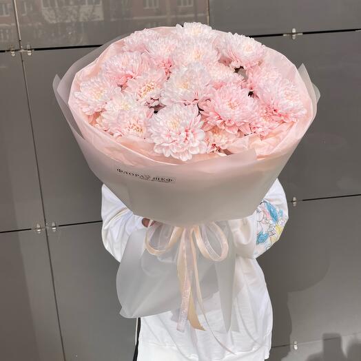 Нежный букет из кустовой персиковой хризантемой