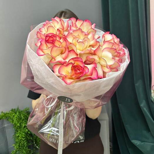 Букет из ажурных роз в упаковке