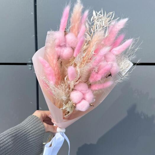 Нежный букет сухоцветов с розовым хлопушком, лагурусом и белыммискантусом