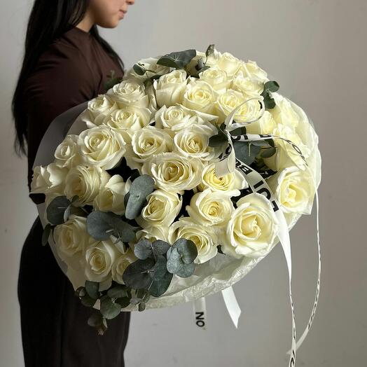 41 белая роза с эвкалиптом