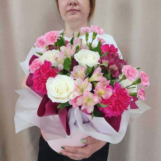 Композиция L с розами и Альстромериями
