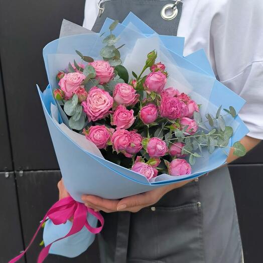 Яркая кустовая роза с эвкалиптом в букете les fleur (В0023)