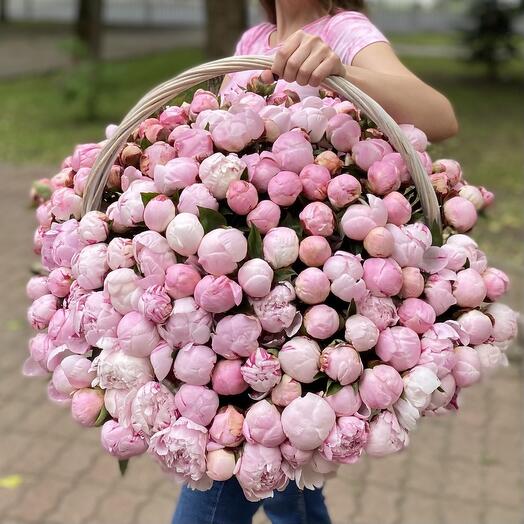 Нежные пионы в корзине