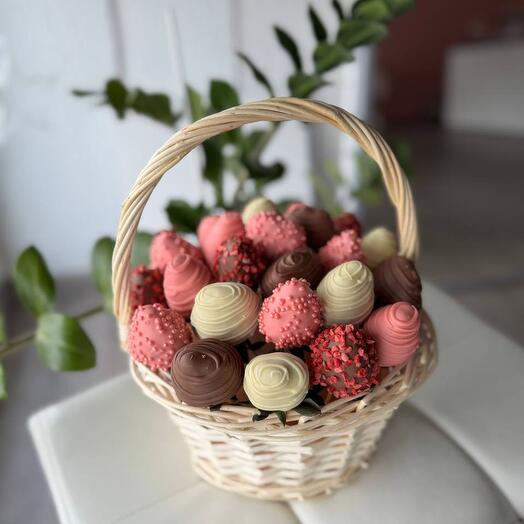 Композиция из клубники в шоколаде