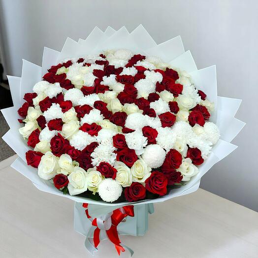 Luxurious 151-Piece Red White Roses Bouquet – Perfect for Grand Gestures