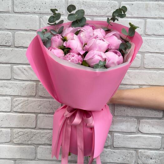 Розовые пионы с эвкалиптом