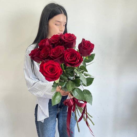 Голландские красные розы классические