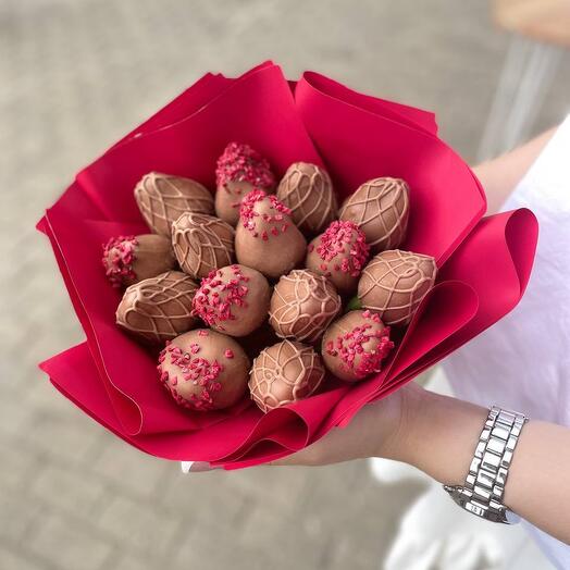 Букет из клубники малиновый