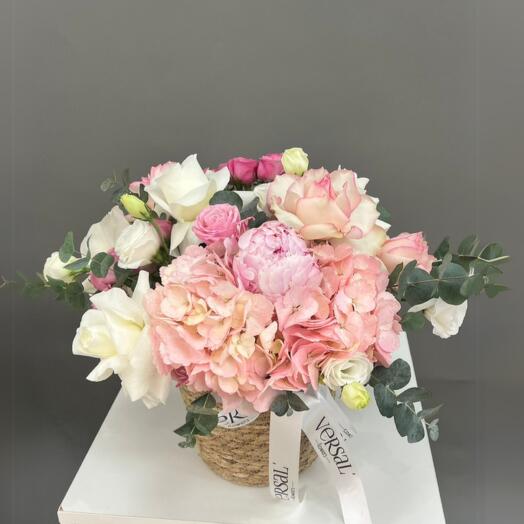 Цветочная корзина с пионами, гортензиями, Джульеттой