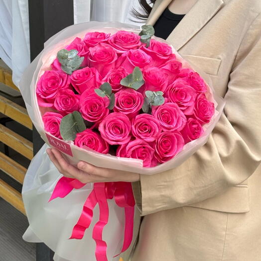 Букет из 25 малиновых роз с эвкалиптом