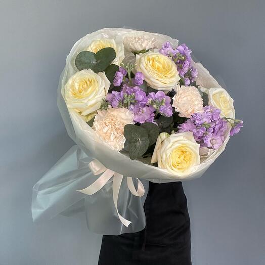 Авторский букет с маттиолой и пионовидной розой