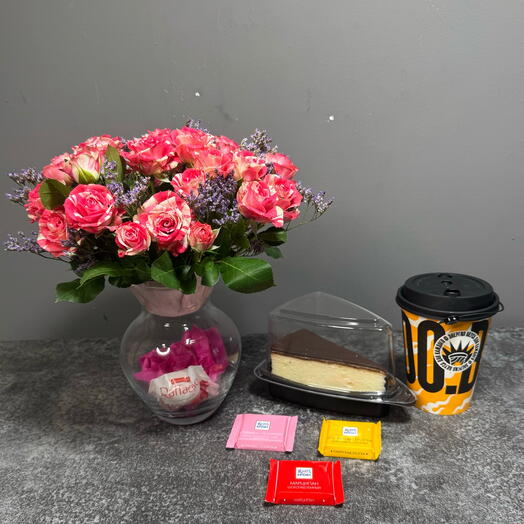 Цветы в вазе, кофе, шоколад и десерт