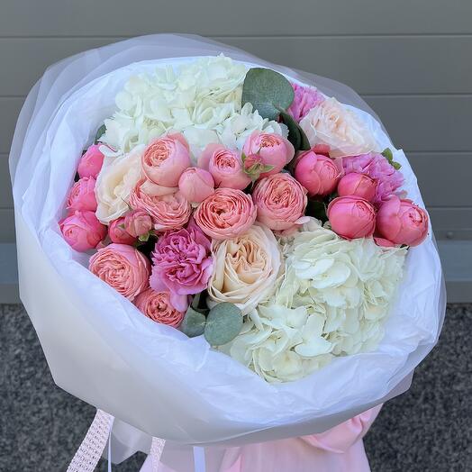 Букет из пионовидных роз и гортензий