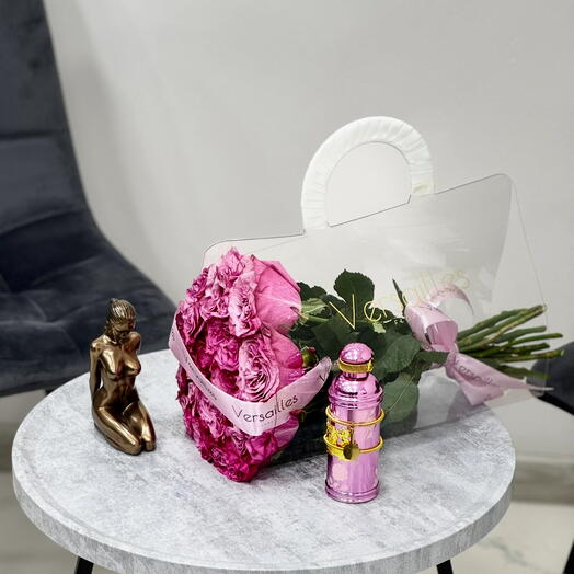 15 эквадорских пионовидных роз Country blue в брендированной сумке-переноске