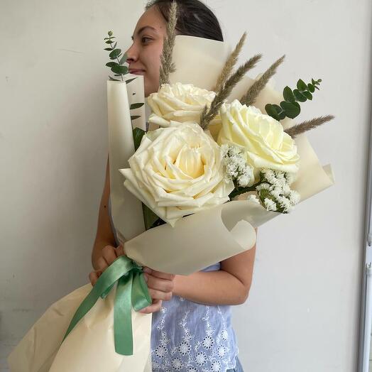 Стильный букет из сливочных роз