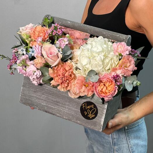 Композиция с пионовидными розами в декоративном ящике