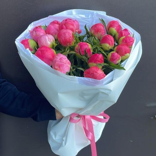 19 ярко-розовых пионов