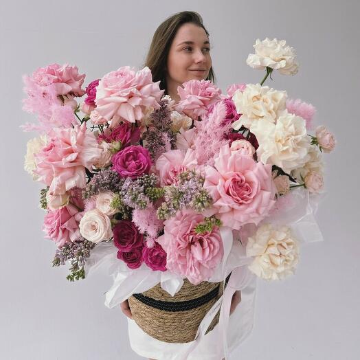 Композиция в кашпо c французскими розами и сиренью "SPRING WISH"