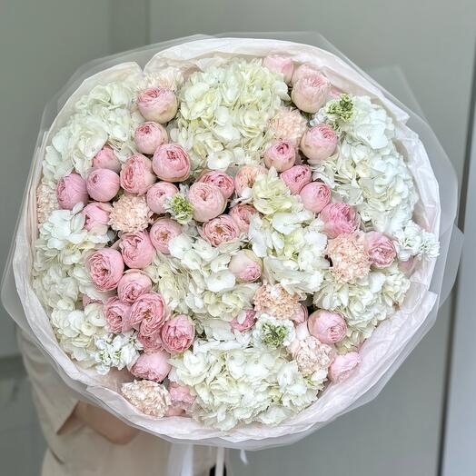 Шикарный сборный букет с маттиолой в нежных оттенках