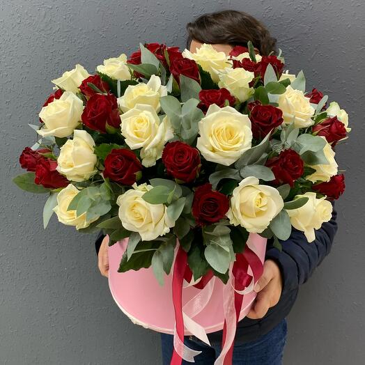 51 роза с эвкалиптом в коробке