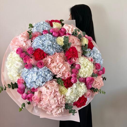 Большой букет из разноцветных гортензий "Объятия чувств"