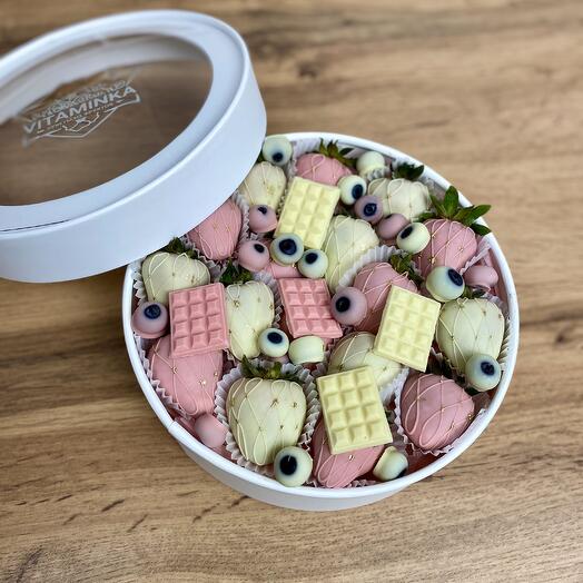 Клубника и голубика в розовом и белом шоколаде