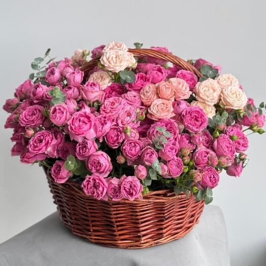 Корзина "Это любовь"/35 шт пионовидные кустовые розы/эвкалипт/Корзина с цветами/