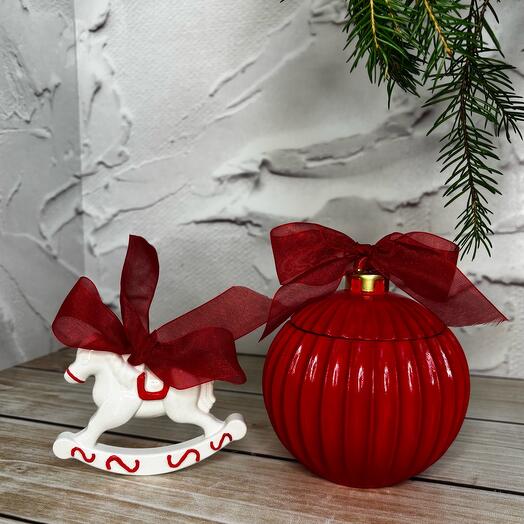 Подарочный новогодний набор с аромасвечой и ёлочной игрушкой