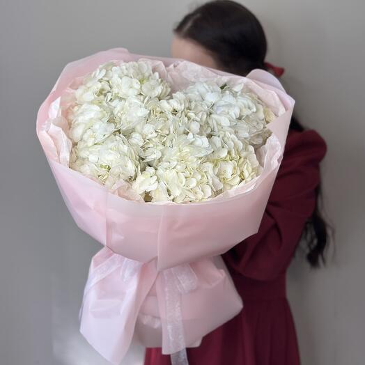 Букет из белых гортензий