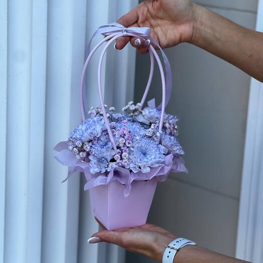 Букет с фиолетовой хризантемой и гипсофилой в сумочке