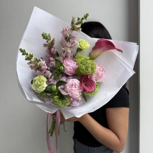 Авторский букет с каллами, пионами , вибурнумом, гортензией и хелеборусом