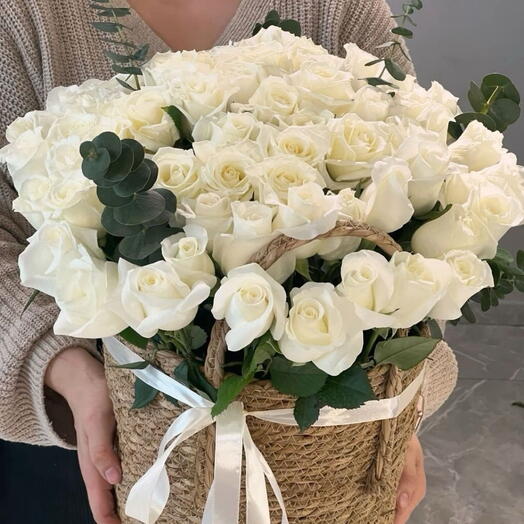 Нежнейшая композиция из белых роз в плетеном кашпо