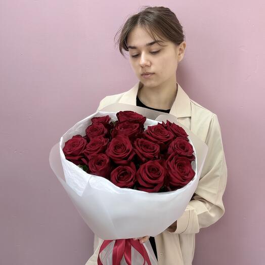 15 красных роз Ред Наоми