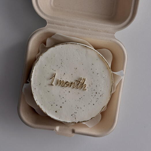 Бенто торт с золотой надписью «1 month» и золотыми брызгами